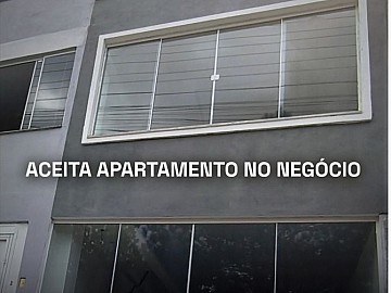 Sobrado com terra�o e sala comercial