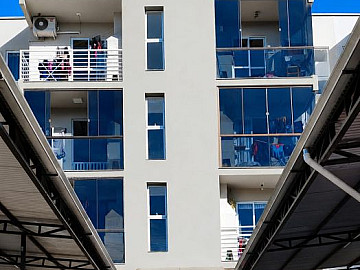Apartamento com sacada e churrasqueira